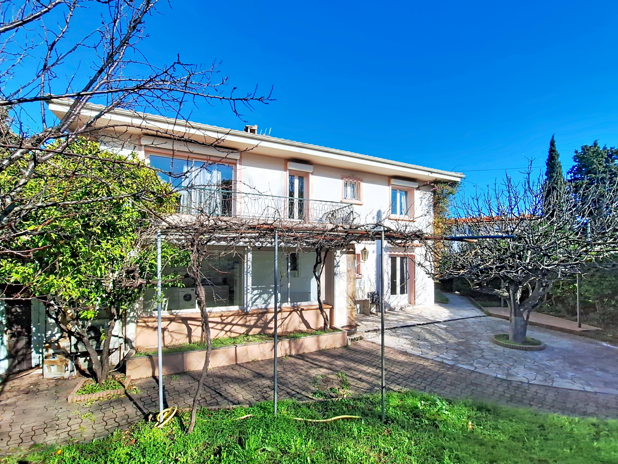 VILLA EN 3 APPARTEMENTS SUR 850 M2