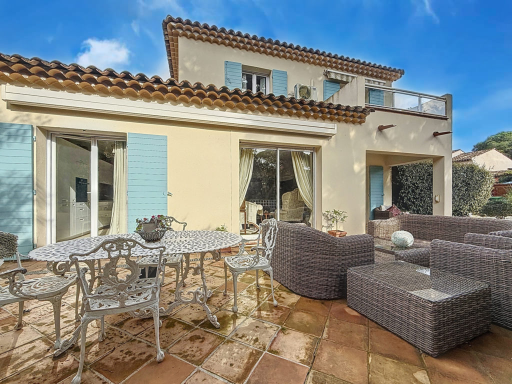 Villa à quelques pas des commerces et à pied des golfs.