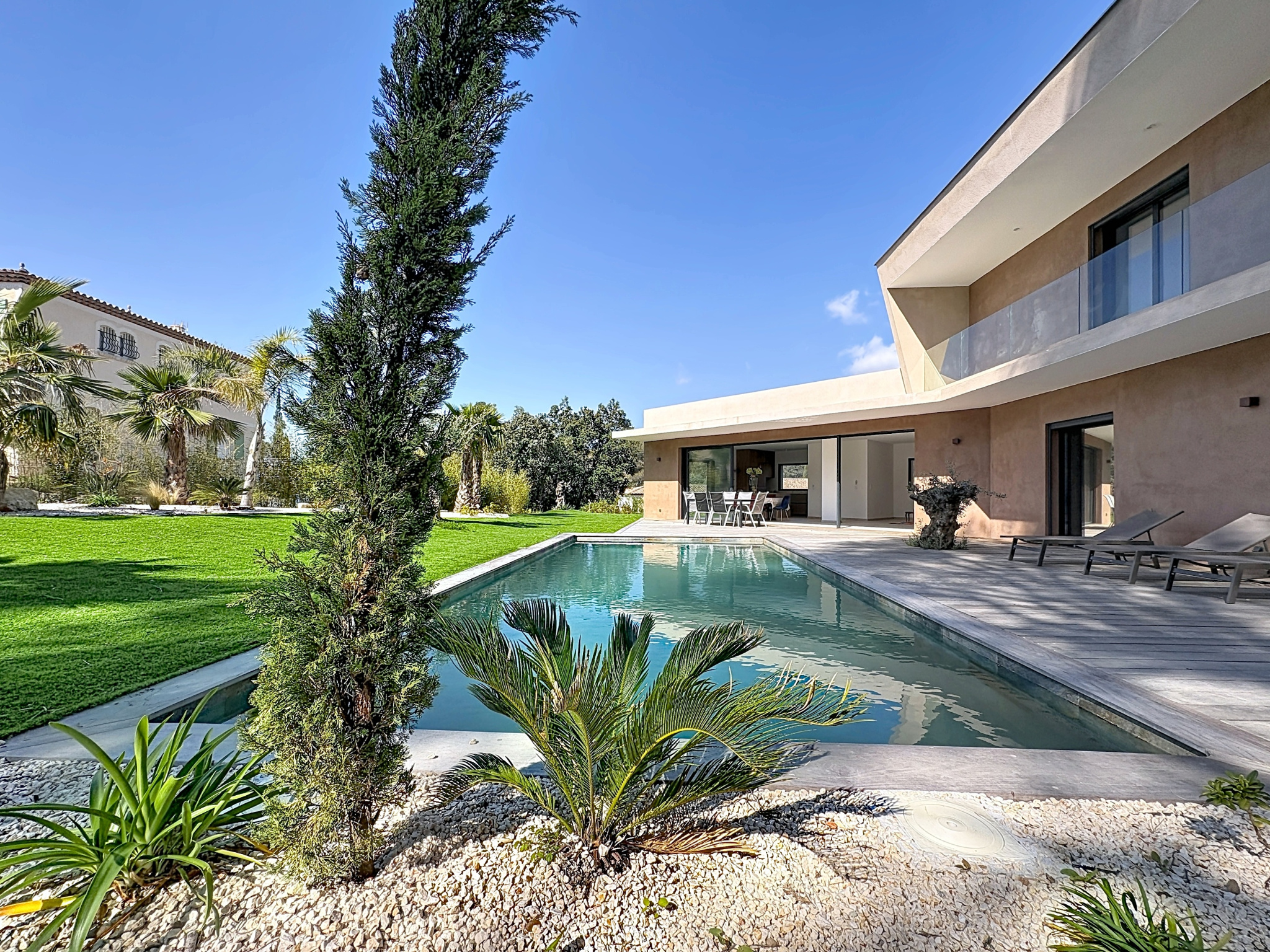 Villa contemporaine avec piscine dans un écrin de verdure