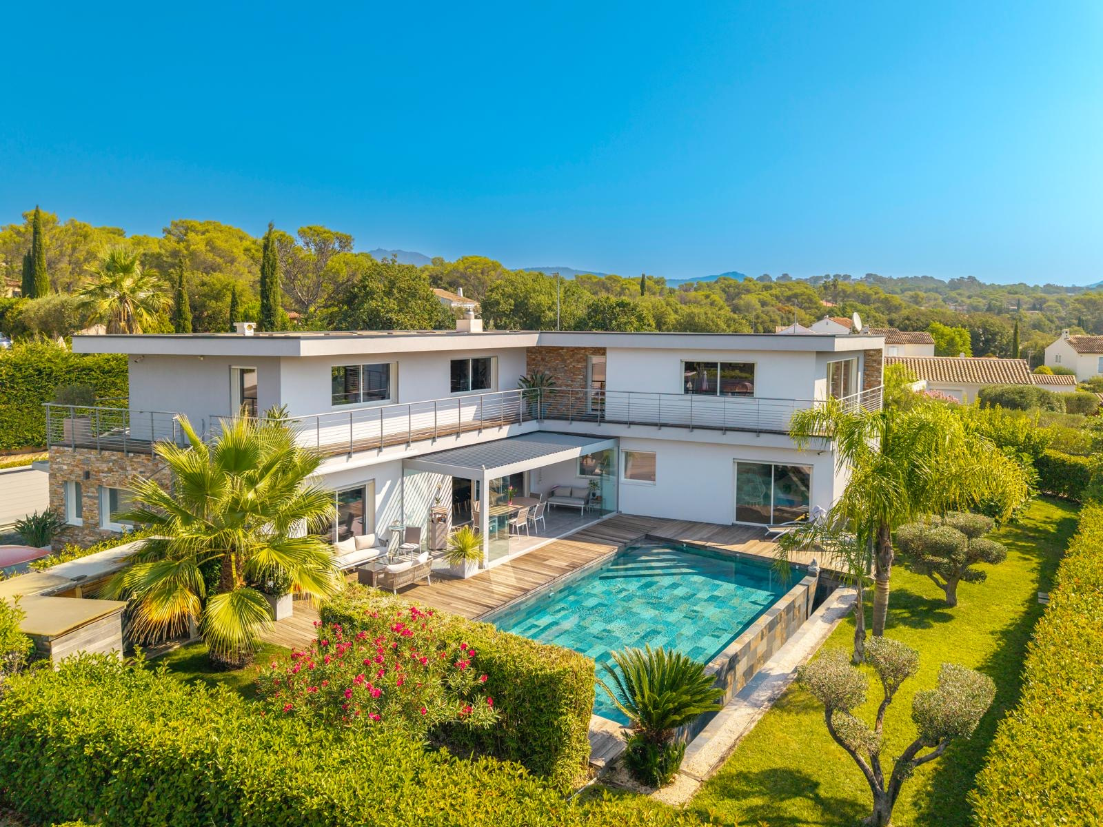 VILLA CONTEMPORAINE DE 322M2 – PISCINE